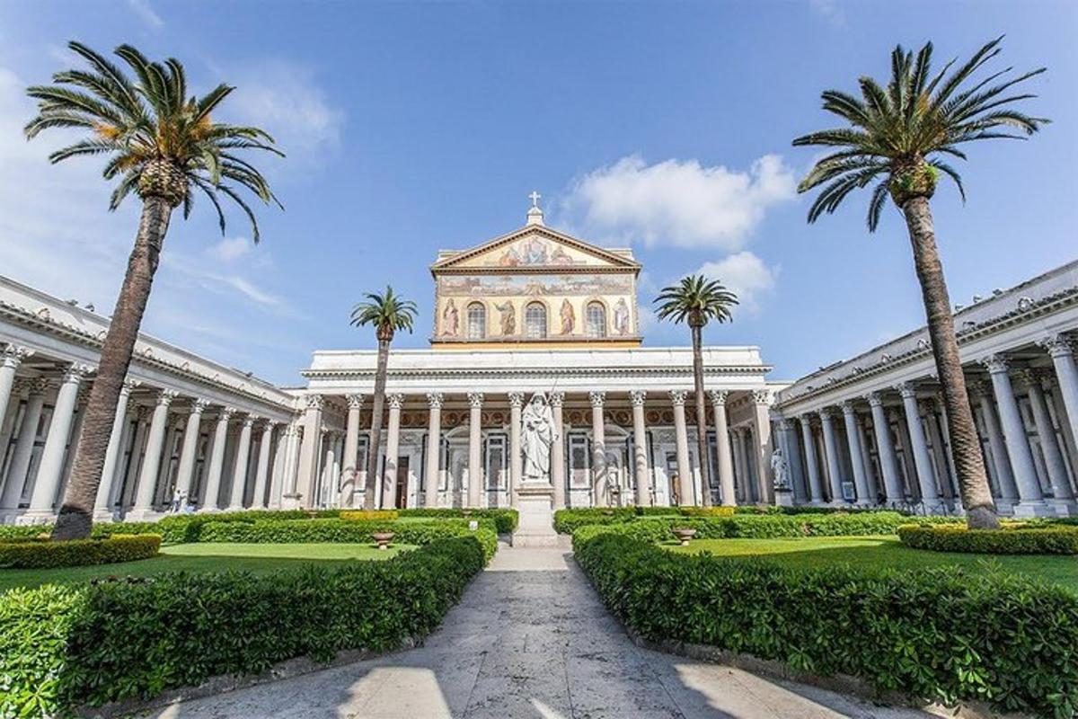 un grande edificio con palme di fronte