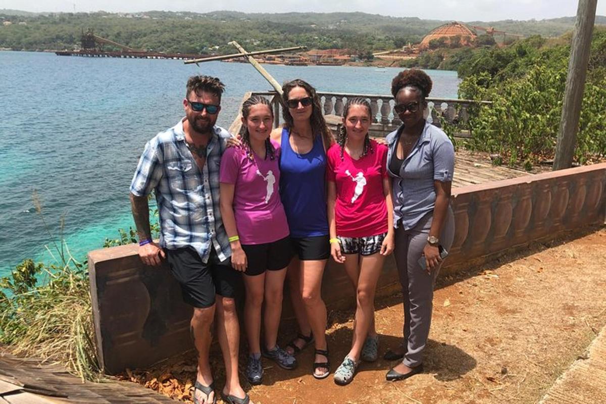 Un grupo de personas de pie junto al agua