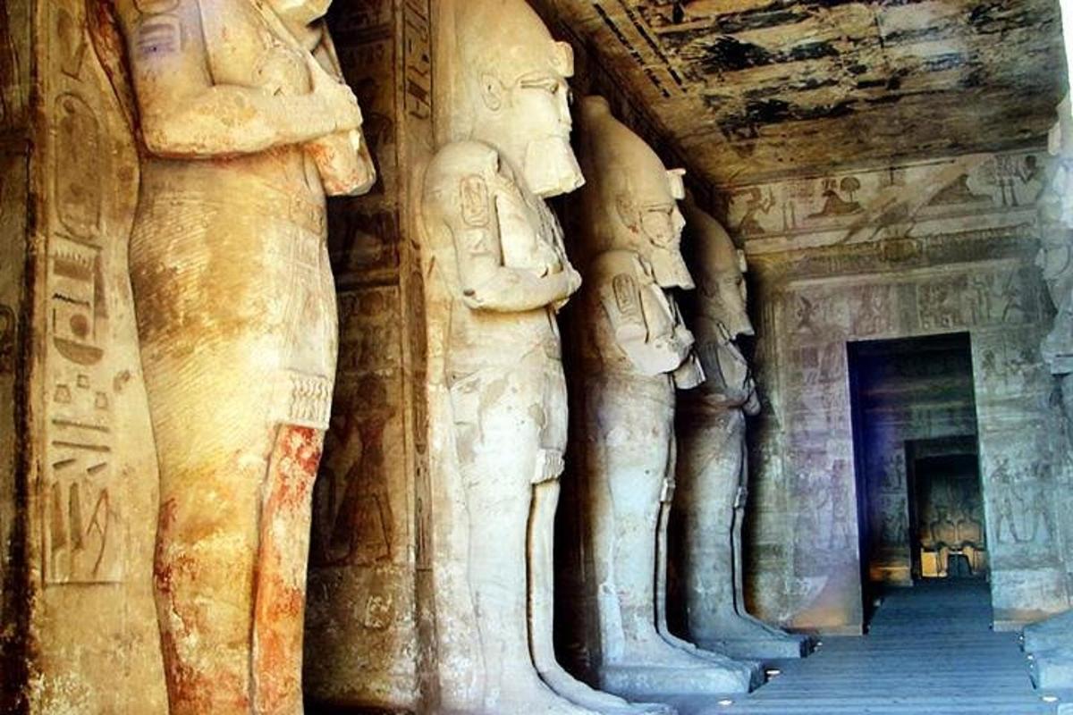 une rangée de statues de pierre dans un bâtiment