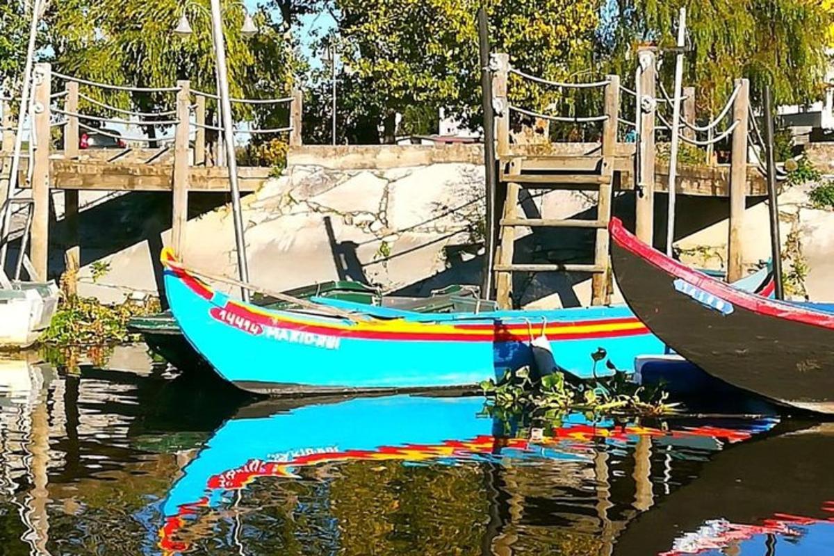 dois barcos estão atracados na água perto de um cais