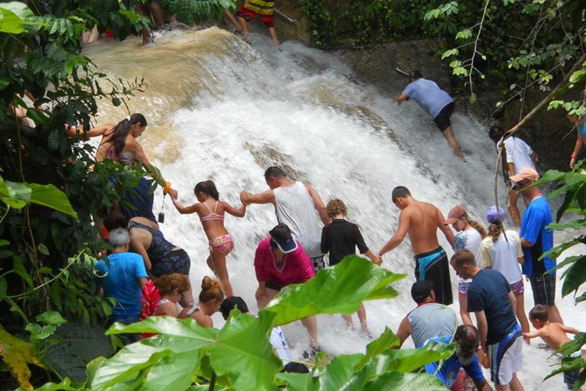 un grup de persones dempeus davant d'una cascada