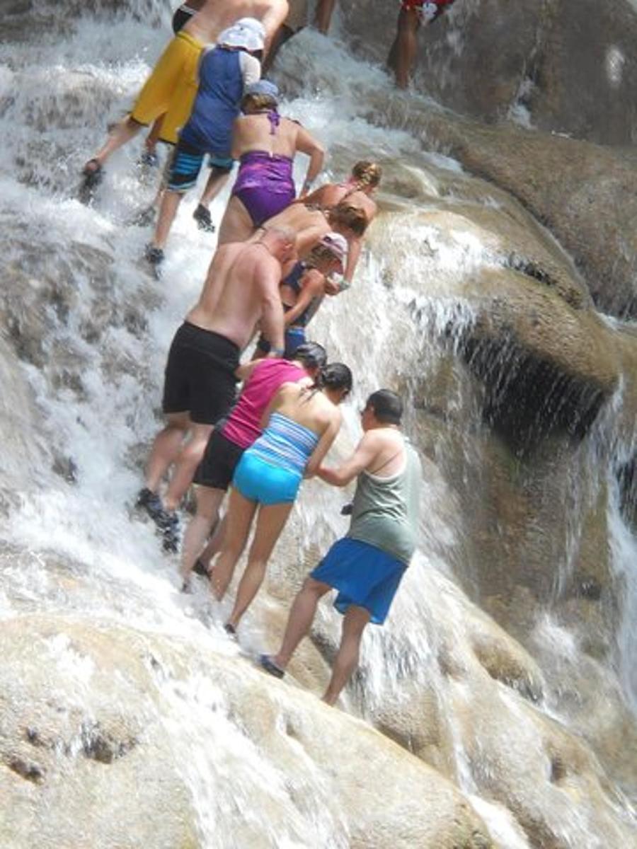 un grup de persones dempeus en una cascada