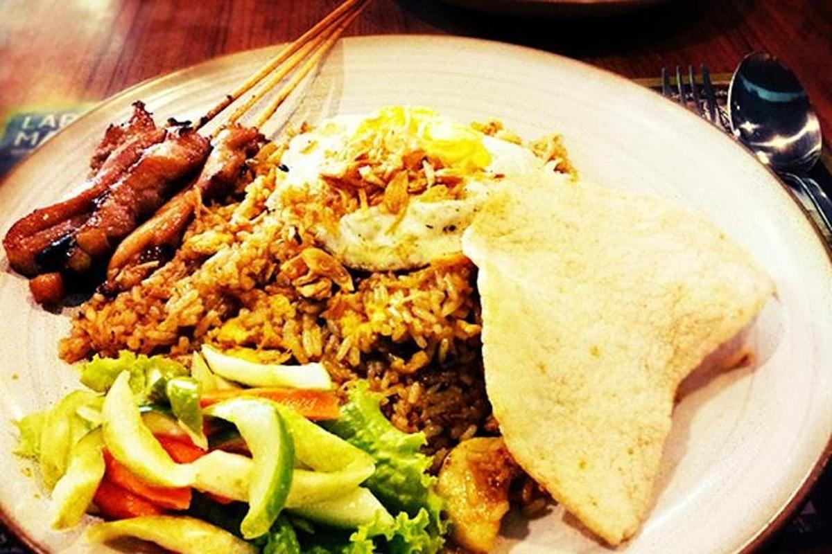 a plate of food with rice and meat and vegetables