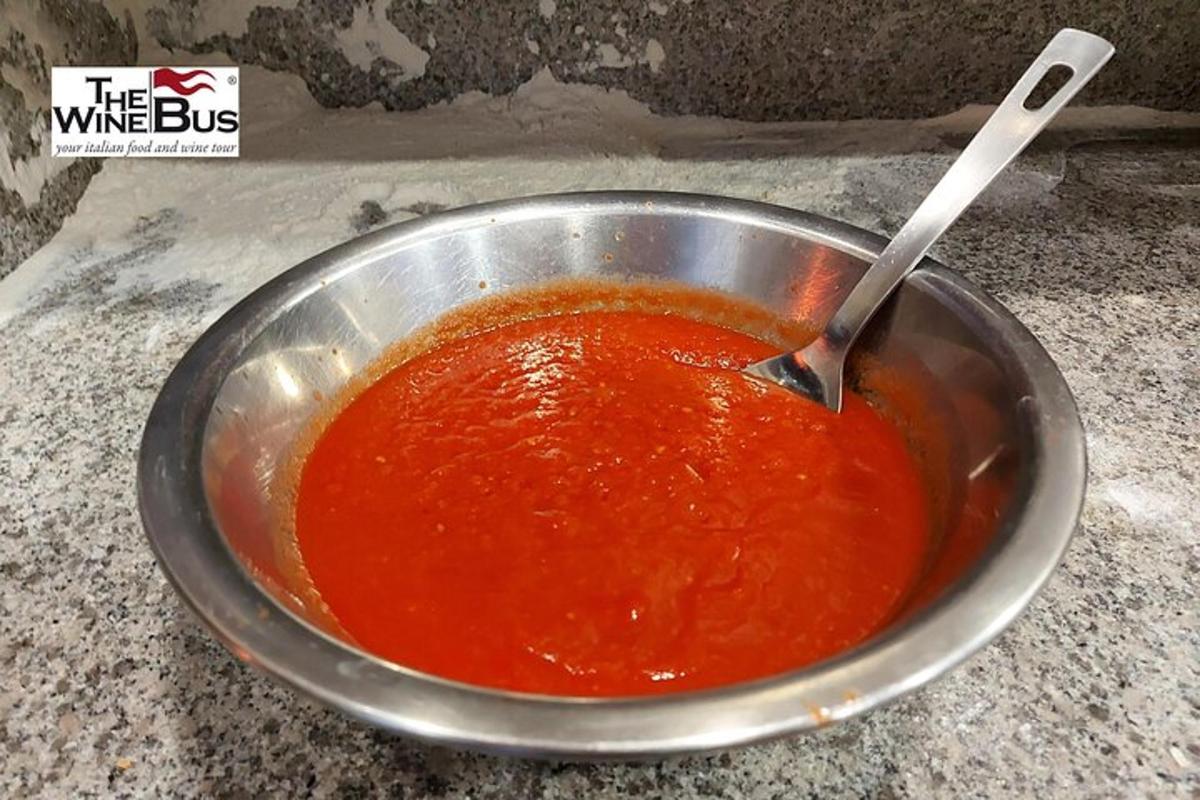 un bol de salsa de tomàquet amb una cullera
