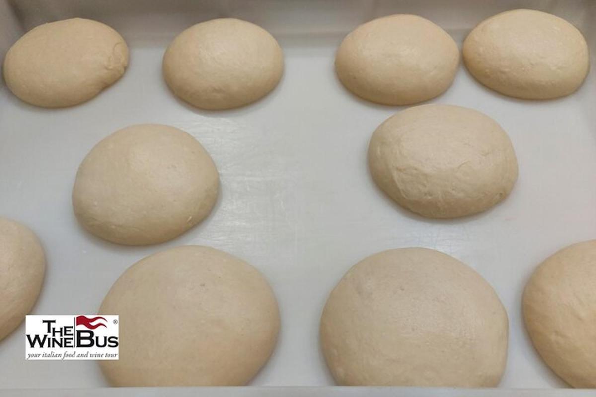 مجموعة من كرات العجين في صينية الخبز