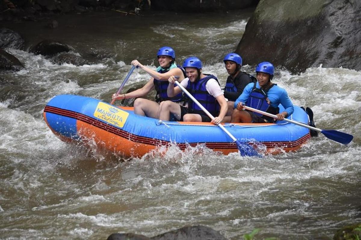 un gruppo di persone su una zattera su un fiume