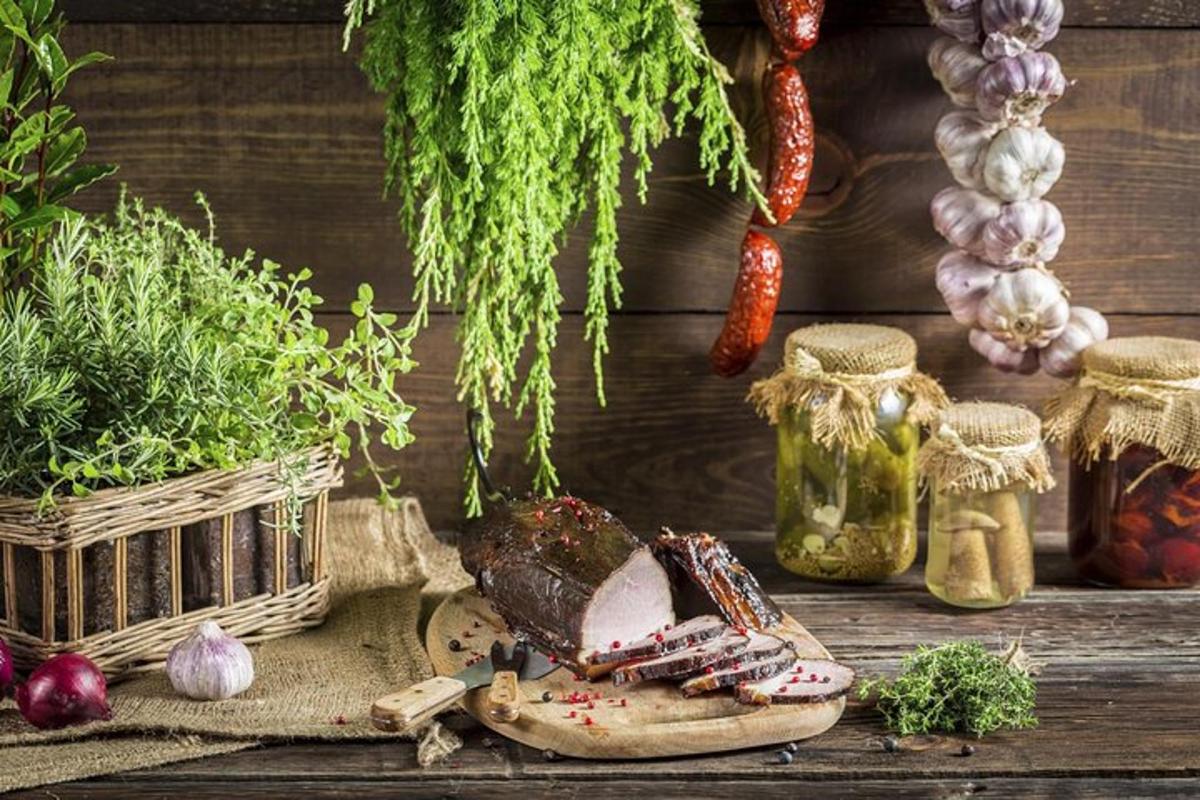 un tavolo apparecchiato con verdure e una pagnotta di pane