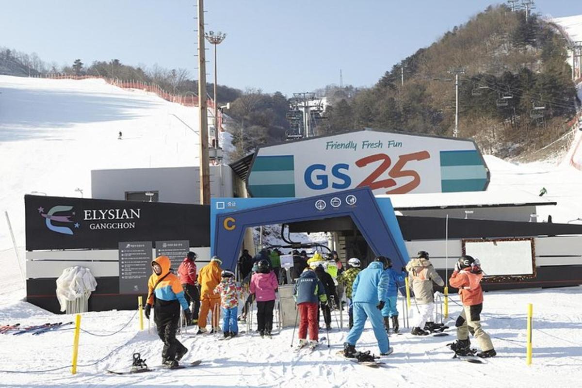 isang grupo ng mga tao sa skis sa isang ski lift