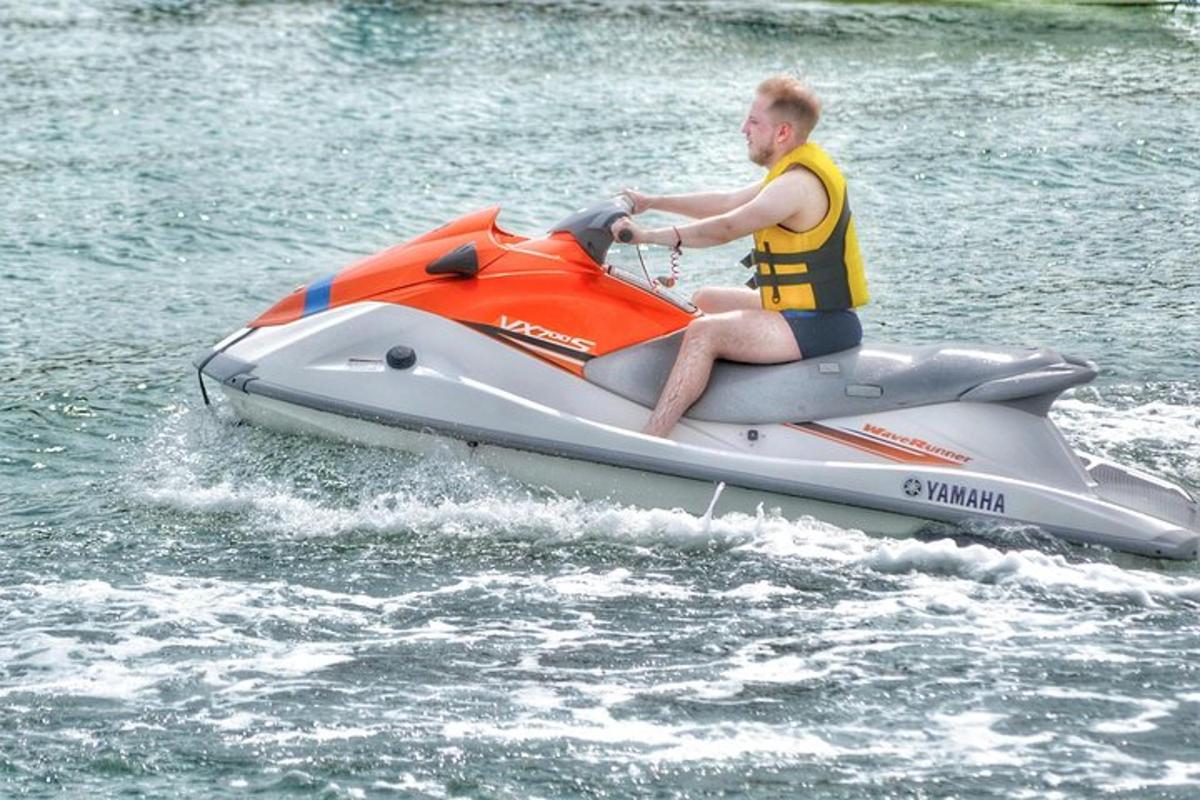 un uomo in moto d'acqua in acqua