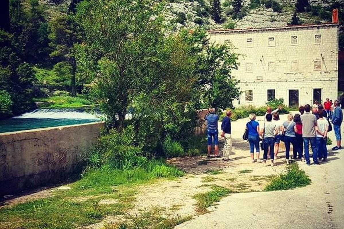 grupp inimesi, kes seisavad hoone ees