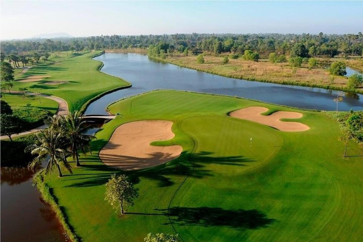 eine Luftaufnahme eines Golfplatzes mit einem Fluss