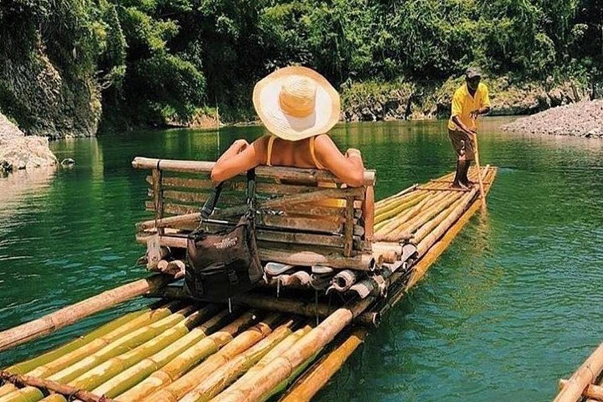 eine Person, die auf einem Floß im Wasser sitzt