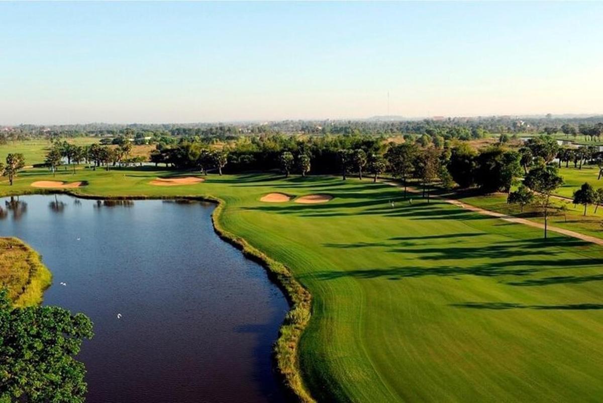 zračni pogled na igrišče za golf z jezerom