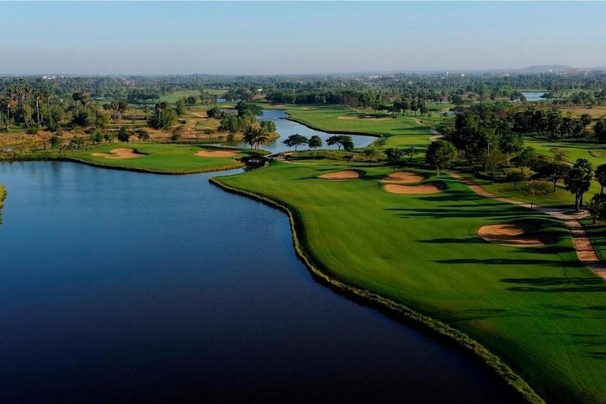 Una vista aérea de un campo de golf con un lago.