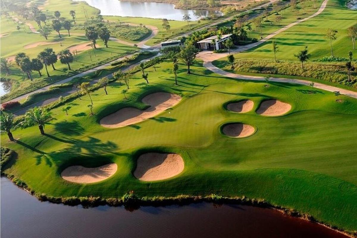 pogled od zgoraj na igrišče za golf z jezerom