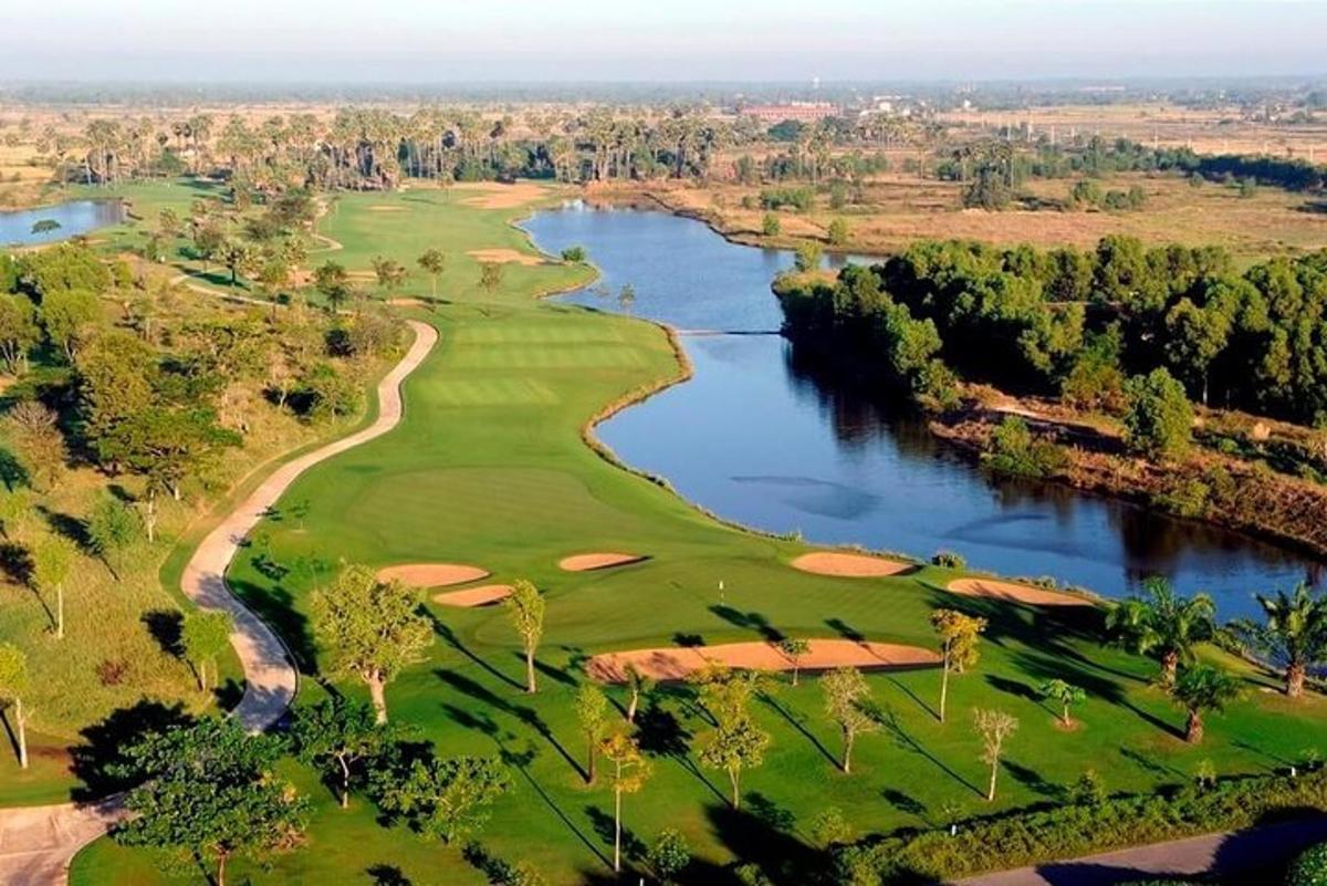 zračni pogled na igrišče za golf z reko