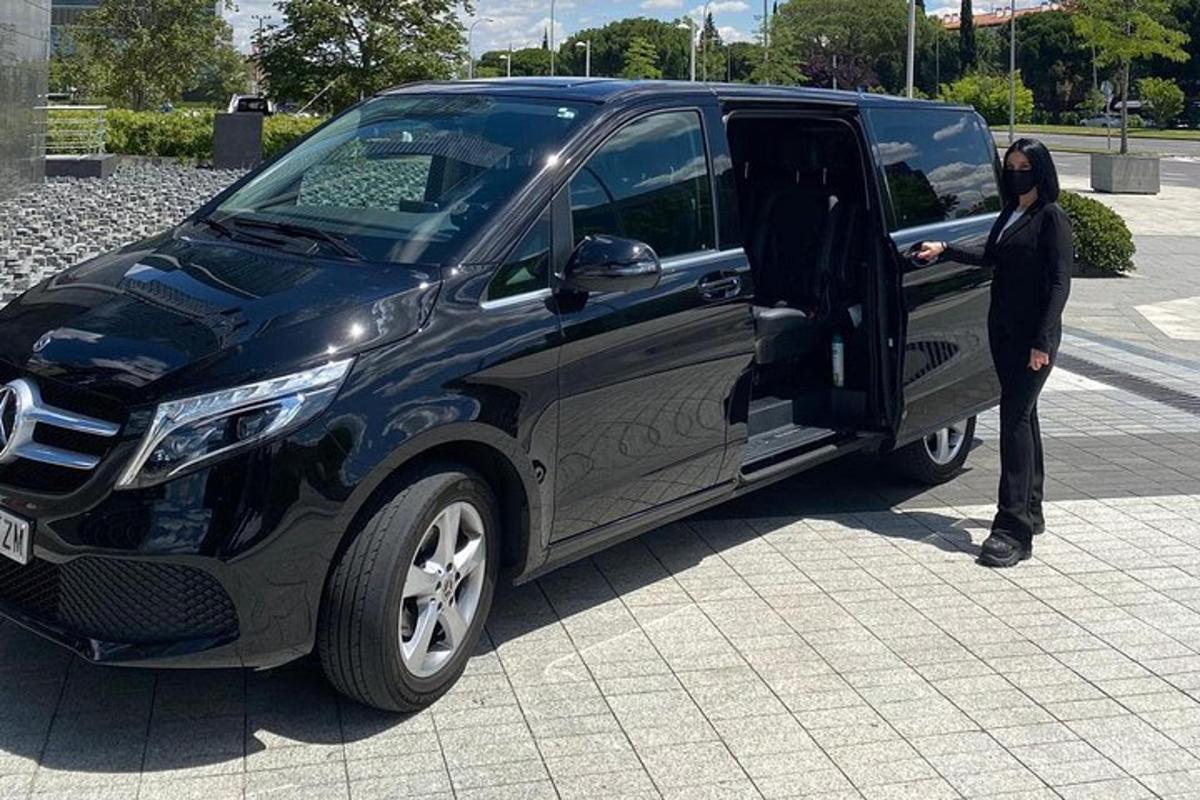 naine istub musta veoautosse