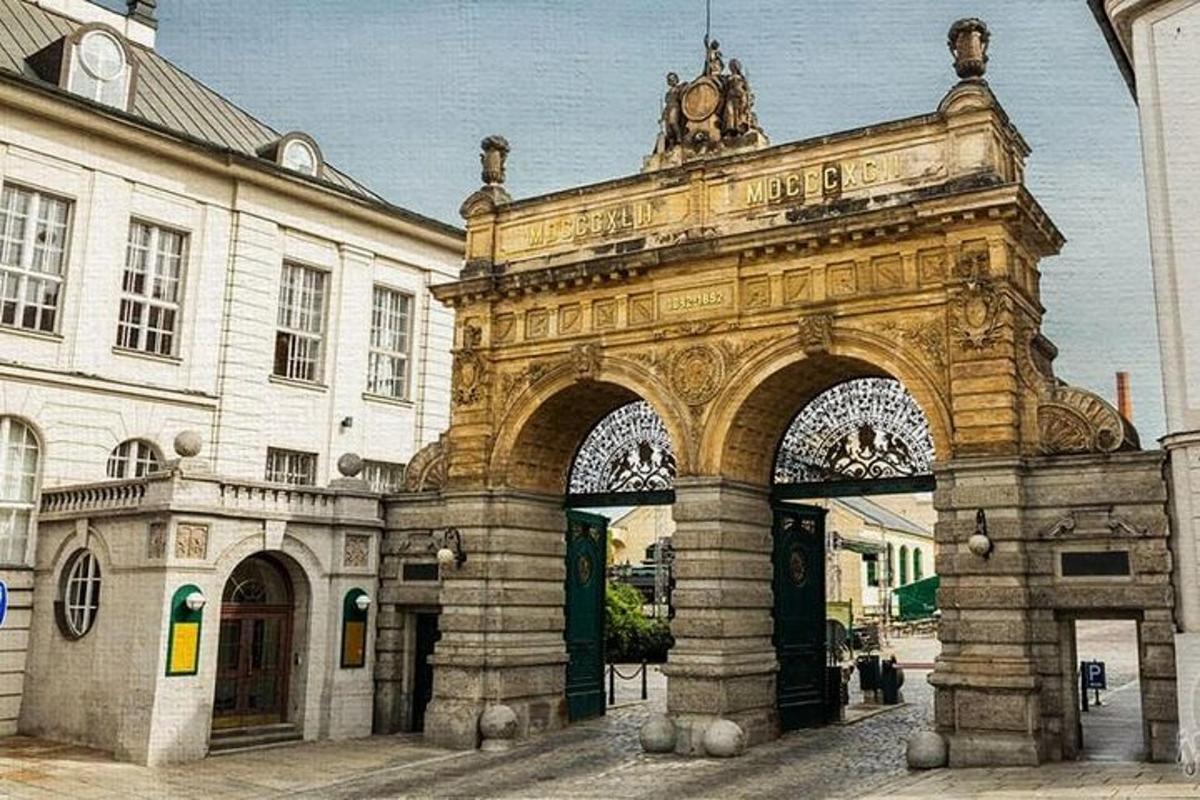 un grande edificio con un arco di fronte