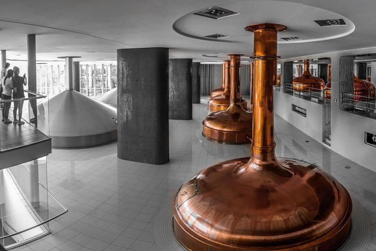 un museo con un gruppo di vasi in rame in mostra
