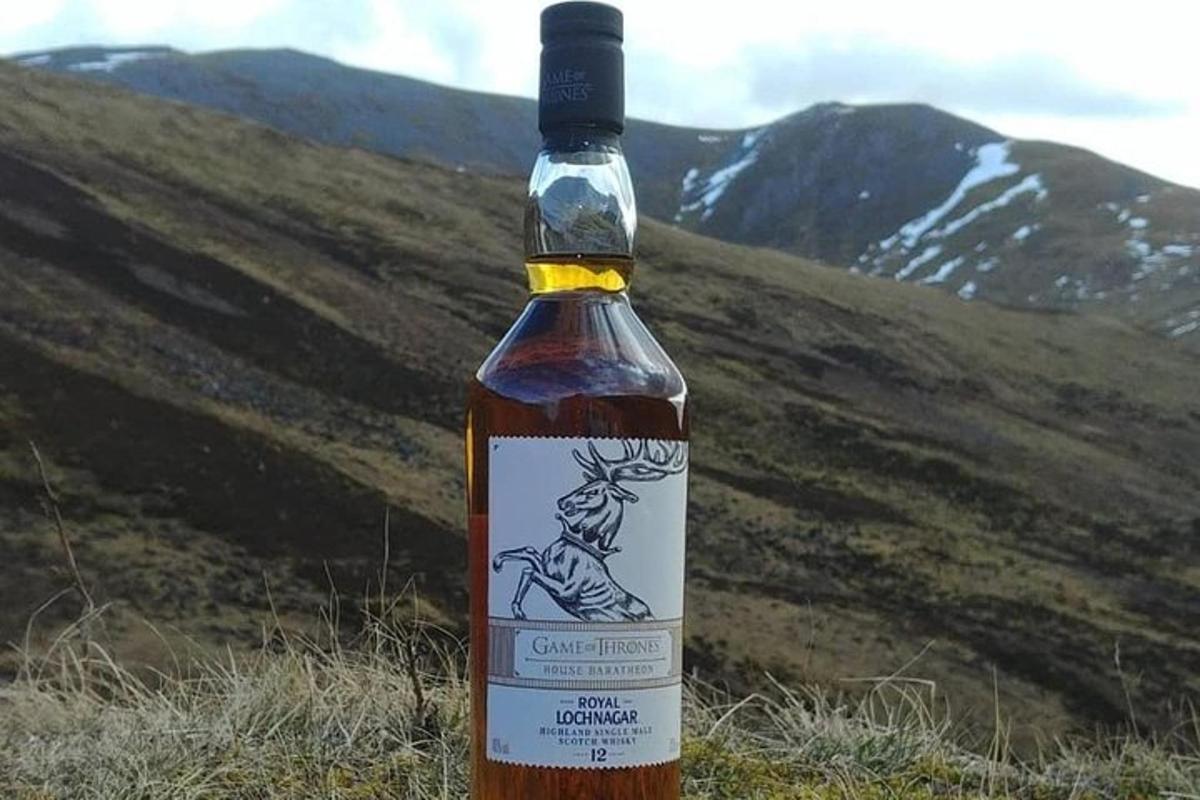 una bottiglia di whisky appoggiata sulla cima di una collina
