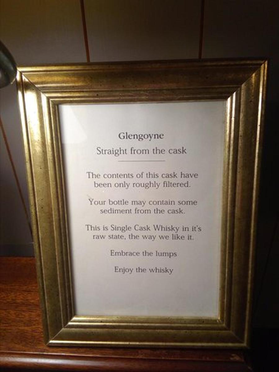 un'immagine incorniciata di una poesia in una cornice dorata