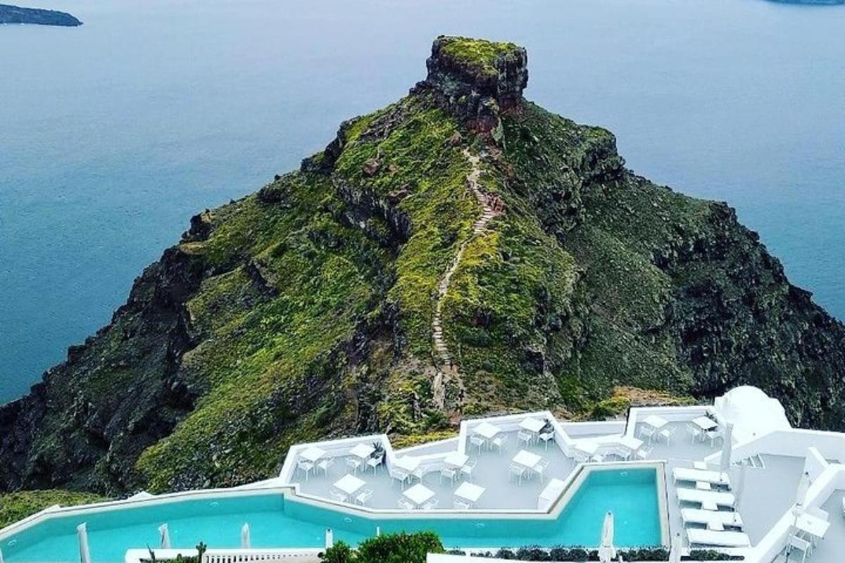 uma vista de uma montanha com uma casa nela