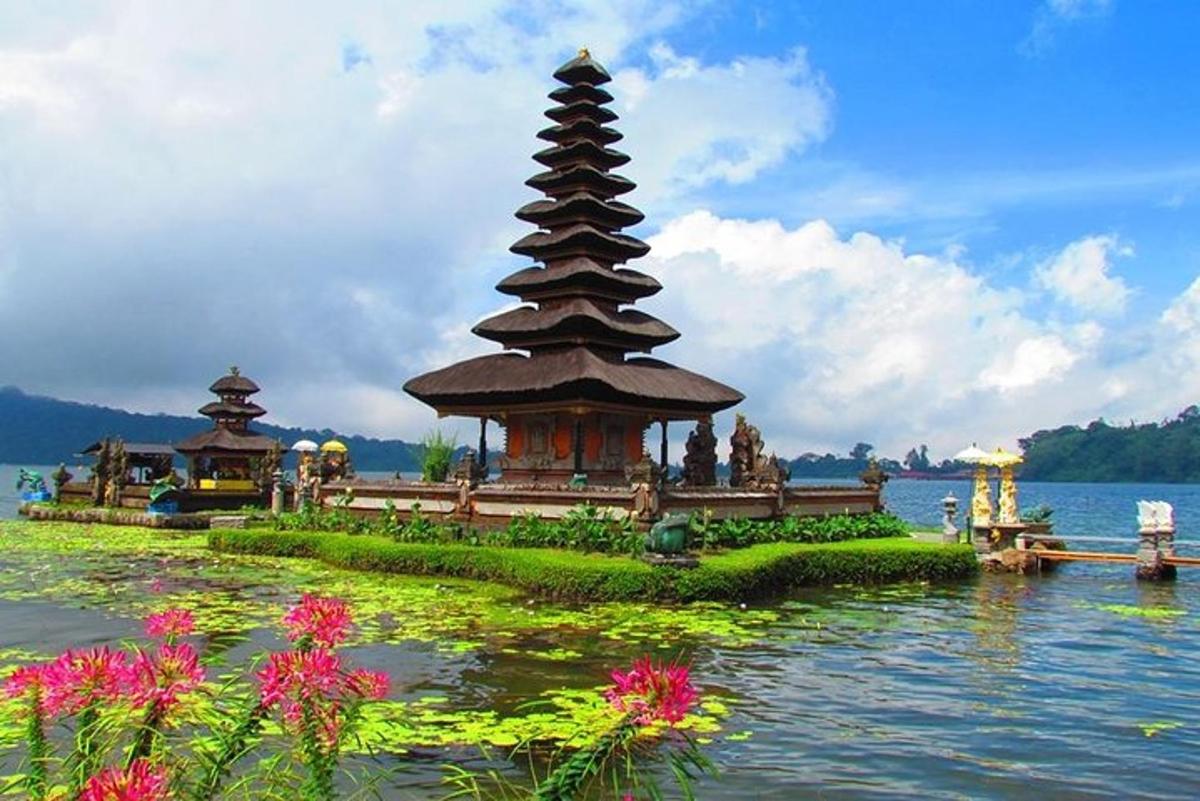 pagoda na ostrově ve vodě s květinami