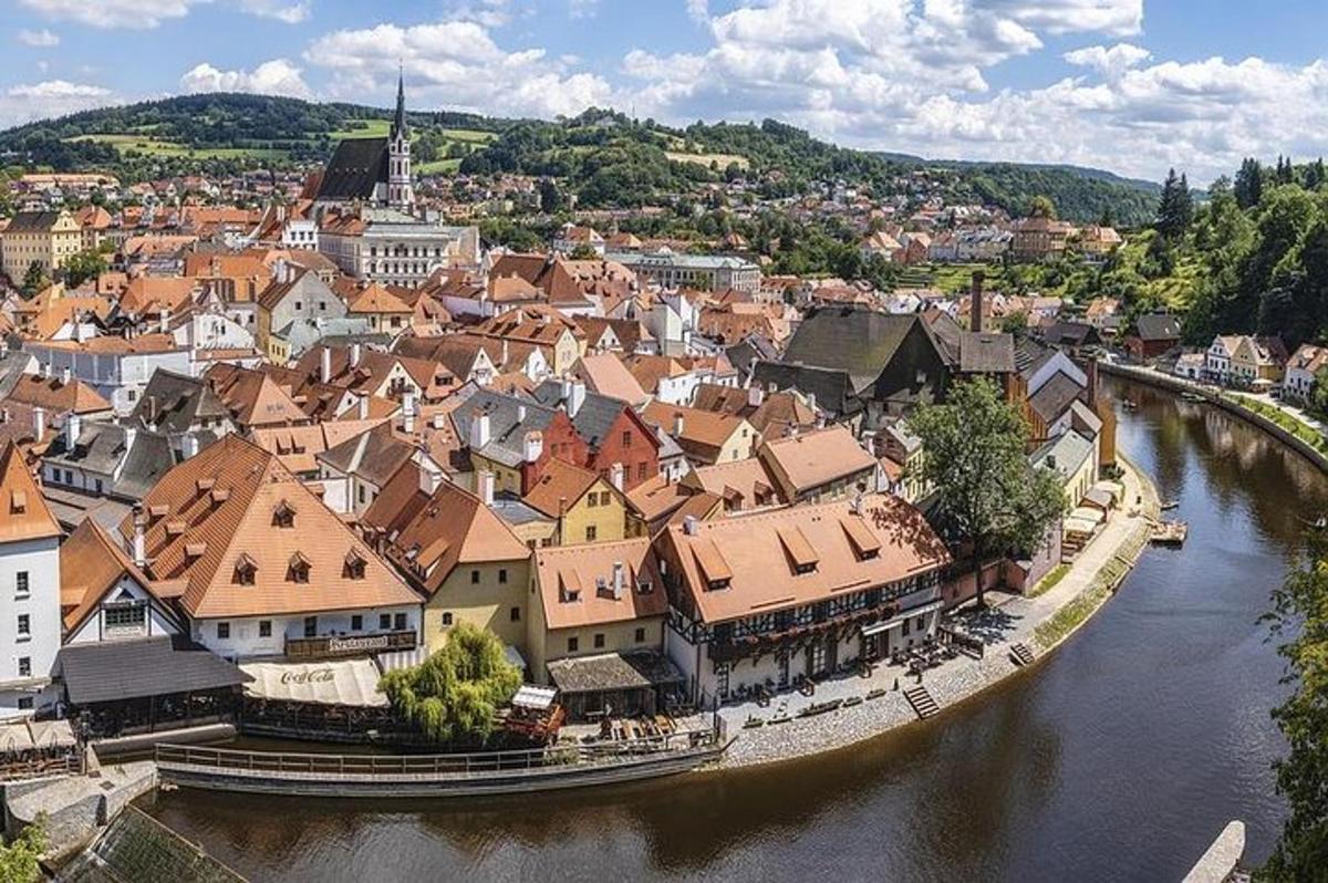 Letecký pohled na město u řeky