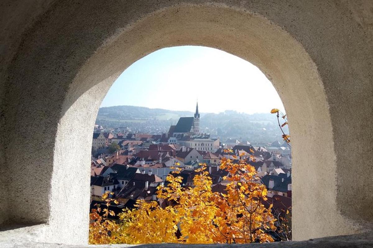 pohled na město skrz oblouk