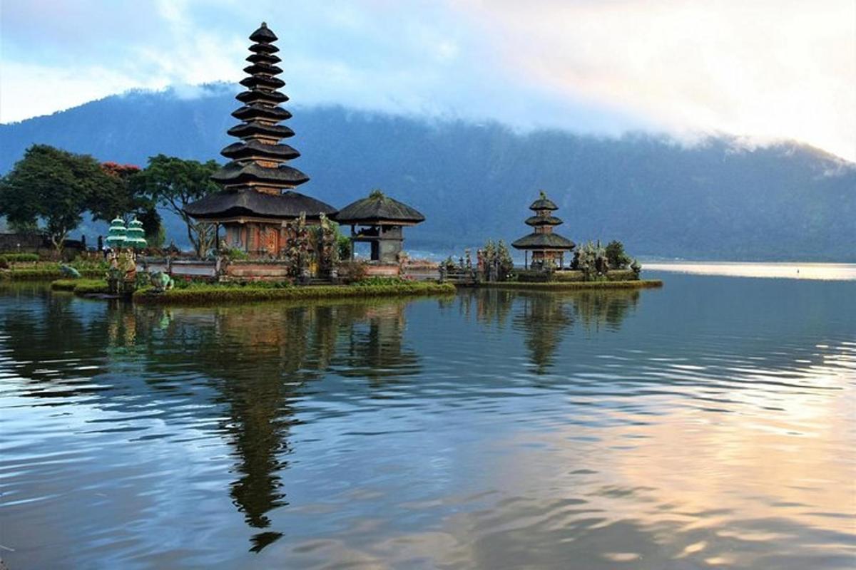 sekelompok menara di sebuah pulau di dalam air