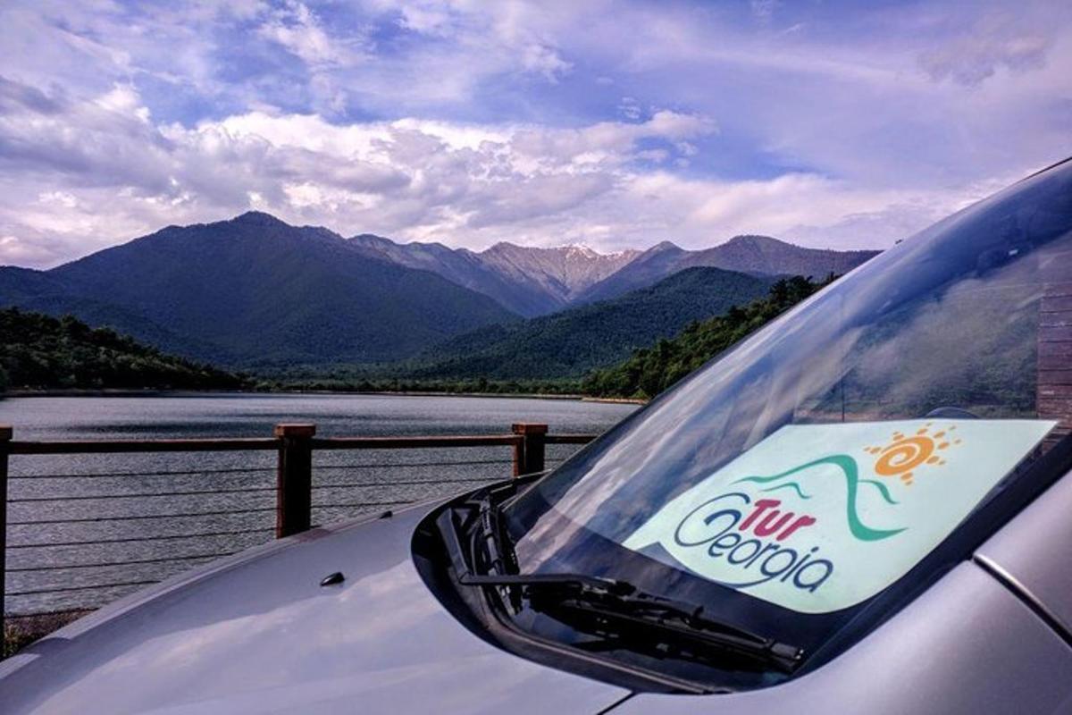 一辆停在水和山旁边的汽车