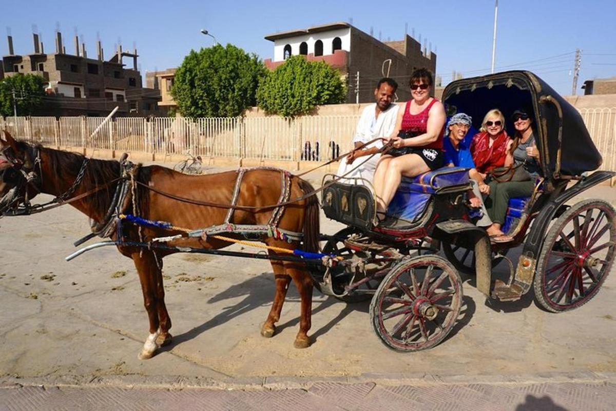 un grupo de personas viajando en un carruaje tirado por caballos