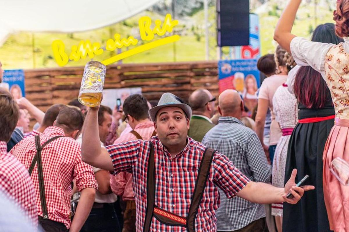 mężczyzna trzymający szklankę piwa w tłumie
