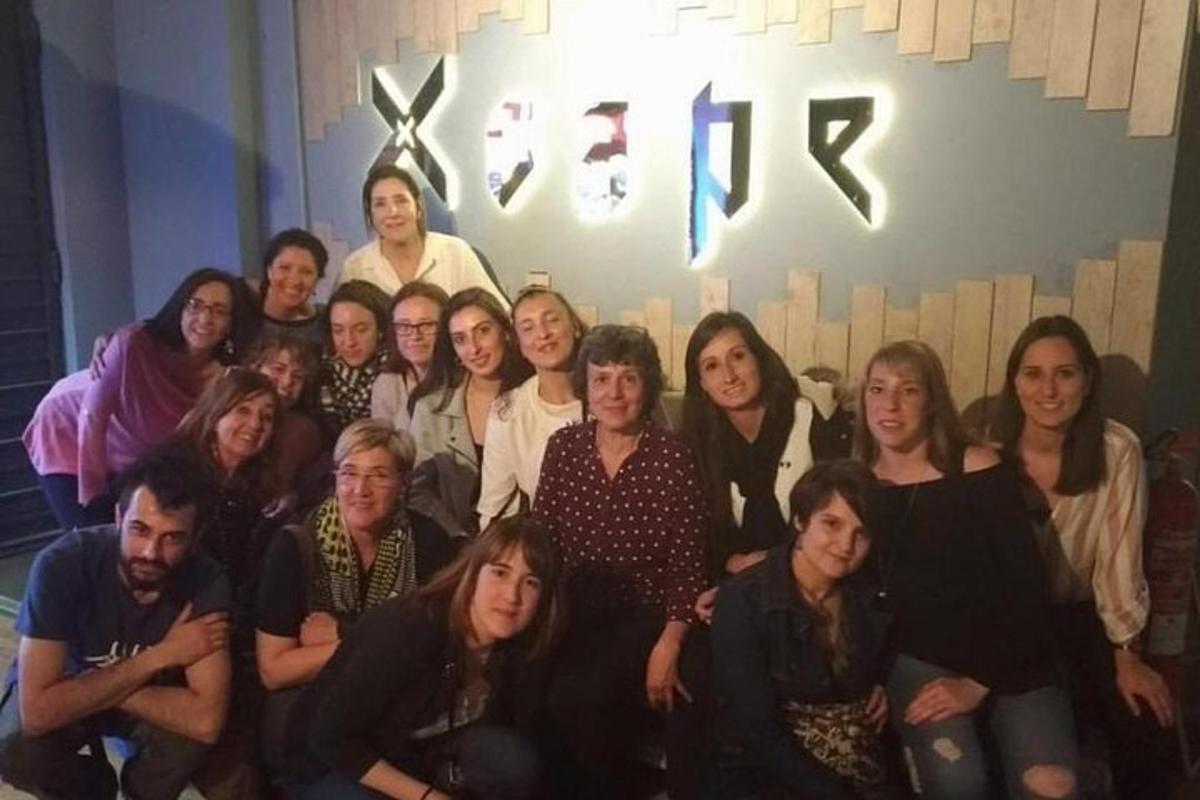 Grupa ludzi pozuje do zdjęcia