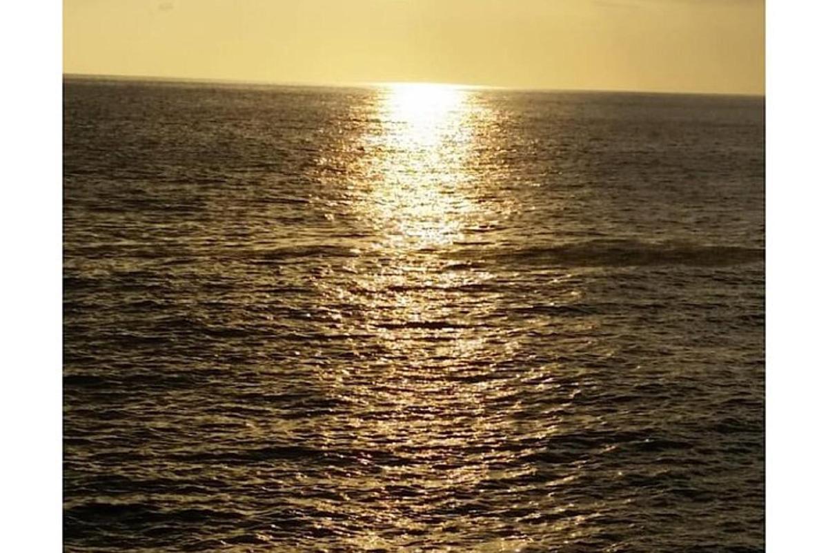 obrázek západu slunce nad oceánem
