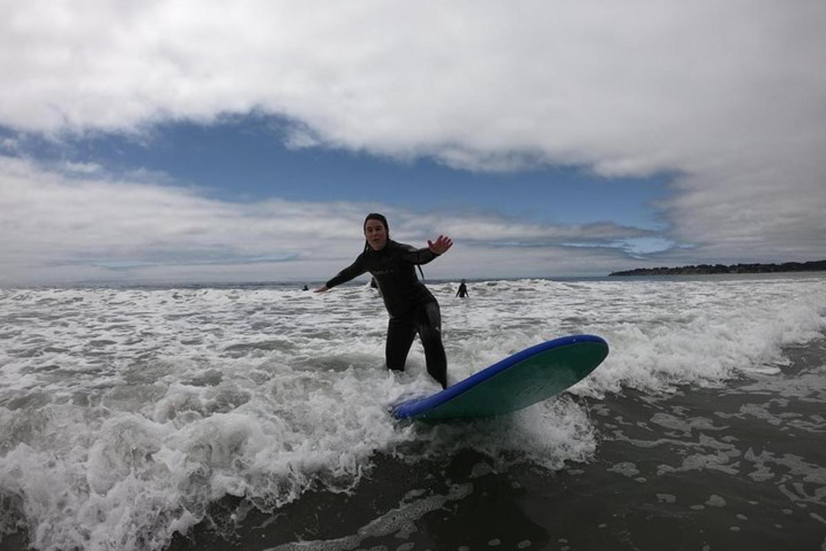 una donna che cavalca un'onda su una tavola da surf nell'oceano
