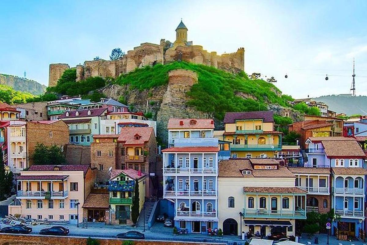 μια ομάδα κτιρίων μπροστά σε ένα βουνό