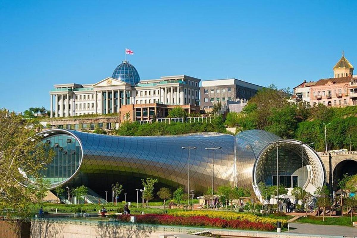 ένα μεγάλο γυάλινο κτίριο σε μια πόλη με κτίρια