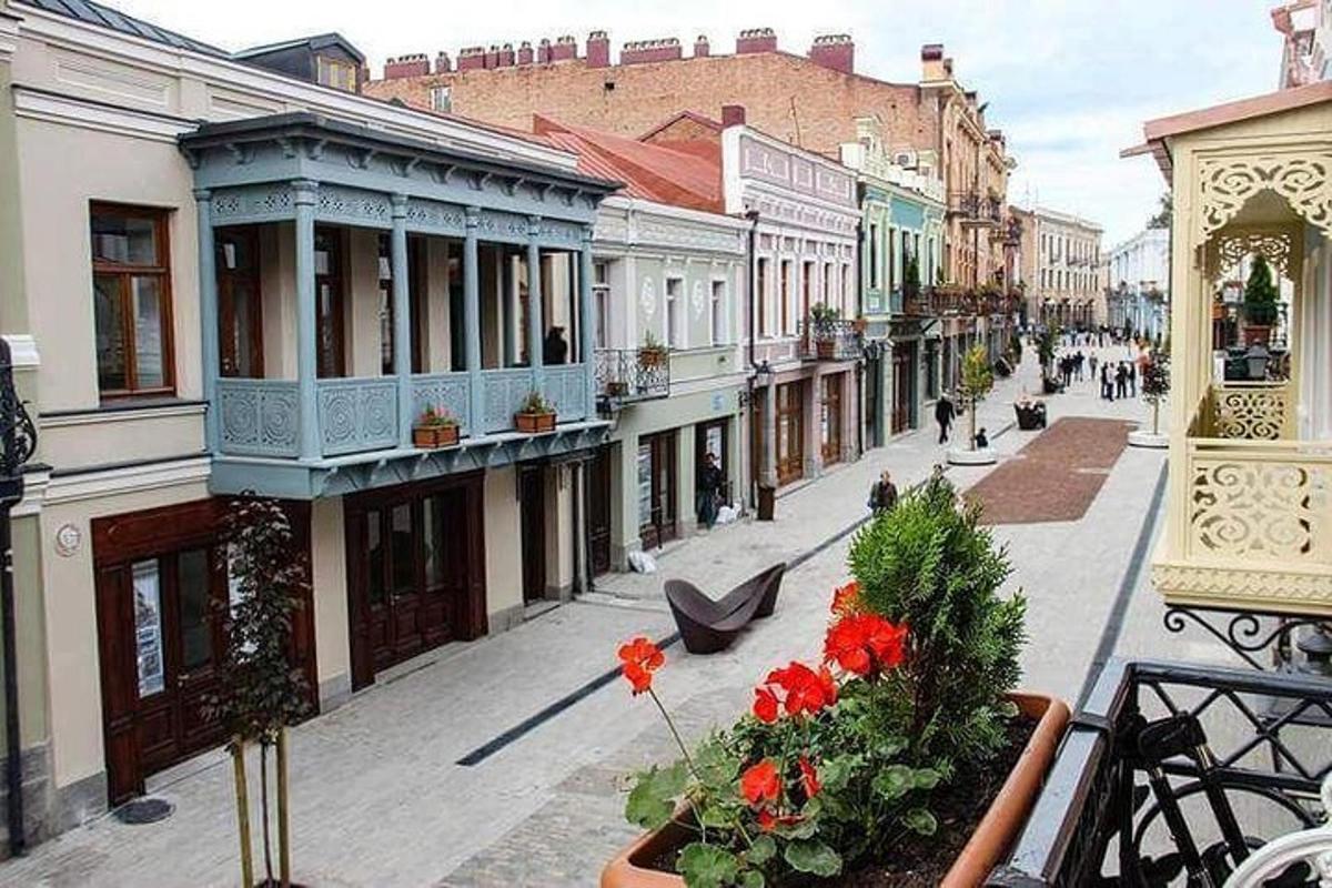 eine Stadtstraße mit Blumen in einem Topf auf einem Balkon