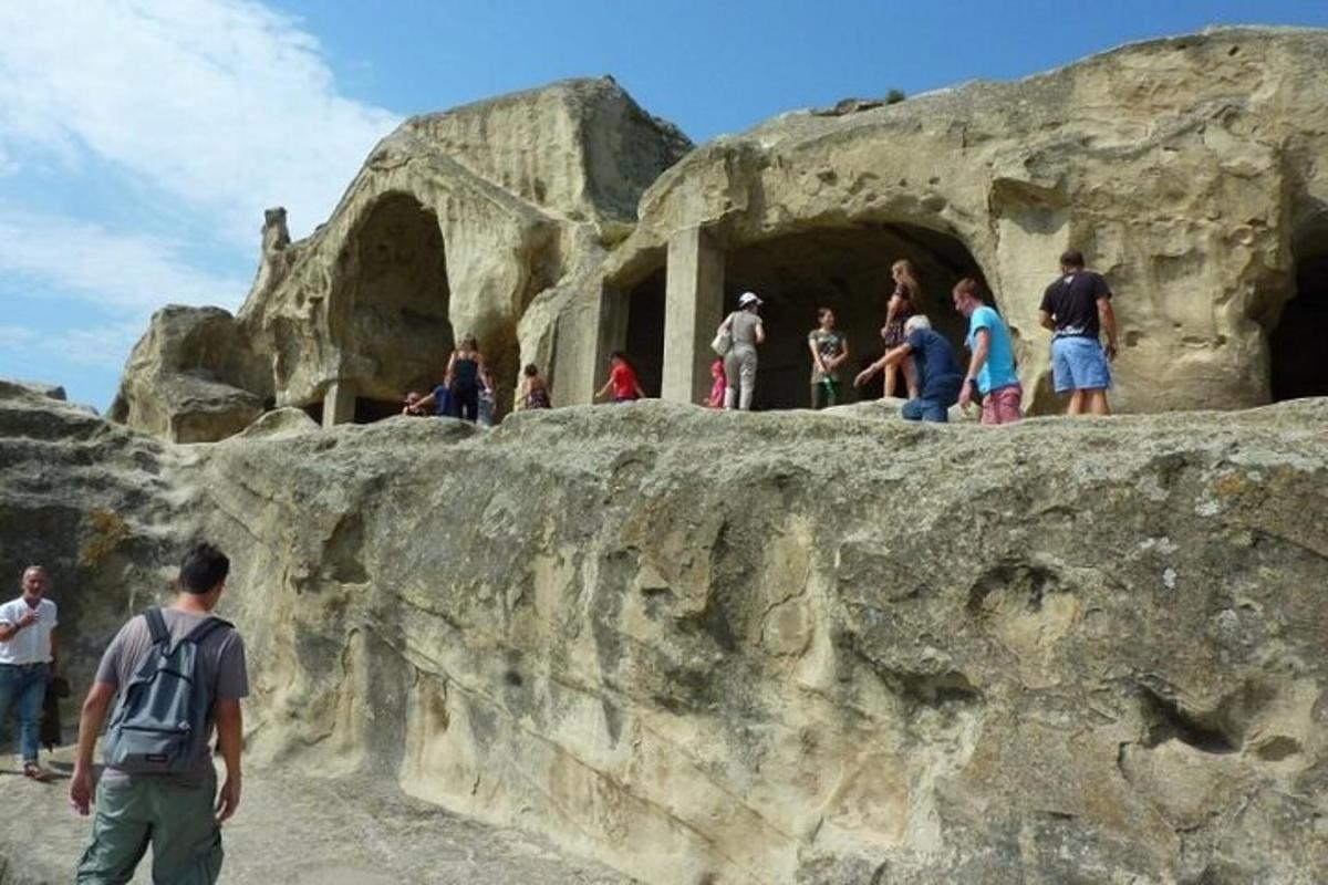 un gruppo di persone in piedi in cima a una formazione rocciosa