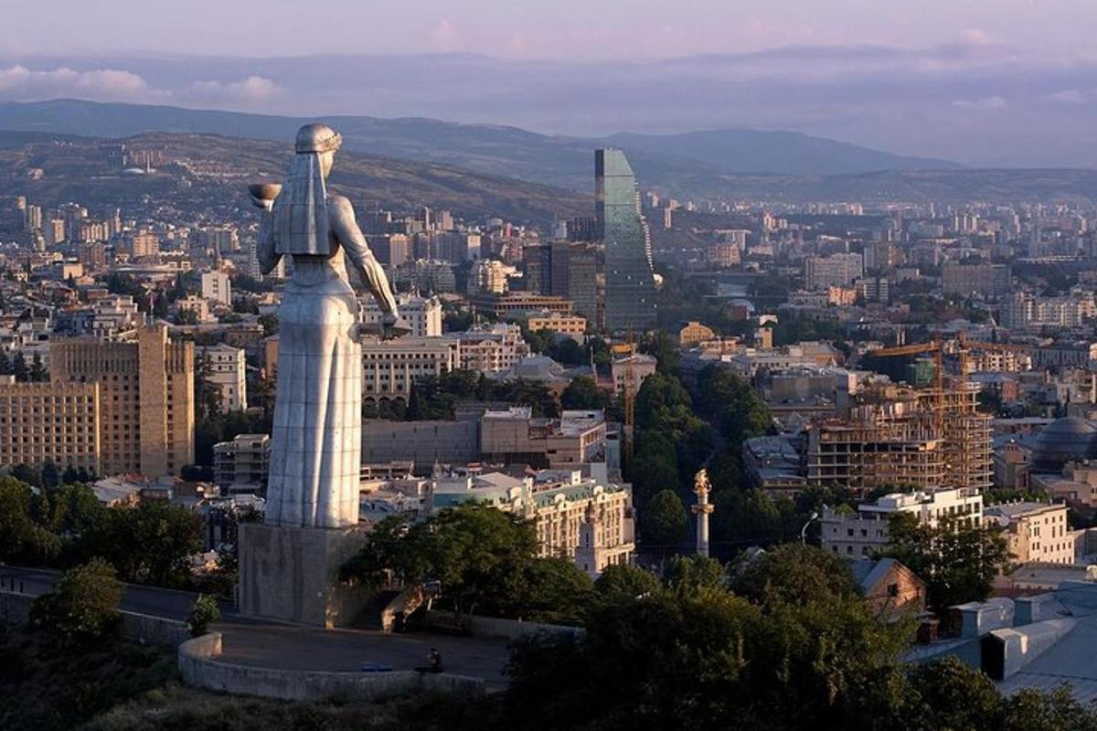 ένα άγαλμα μιας γυναίκας που στέκεται στην κορυφή μιας πόλης