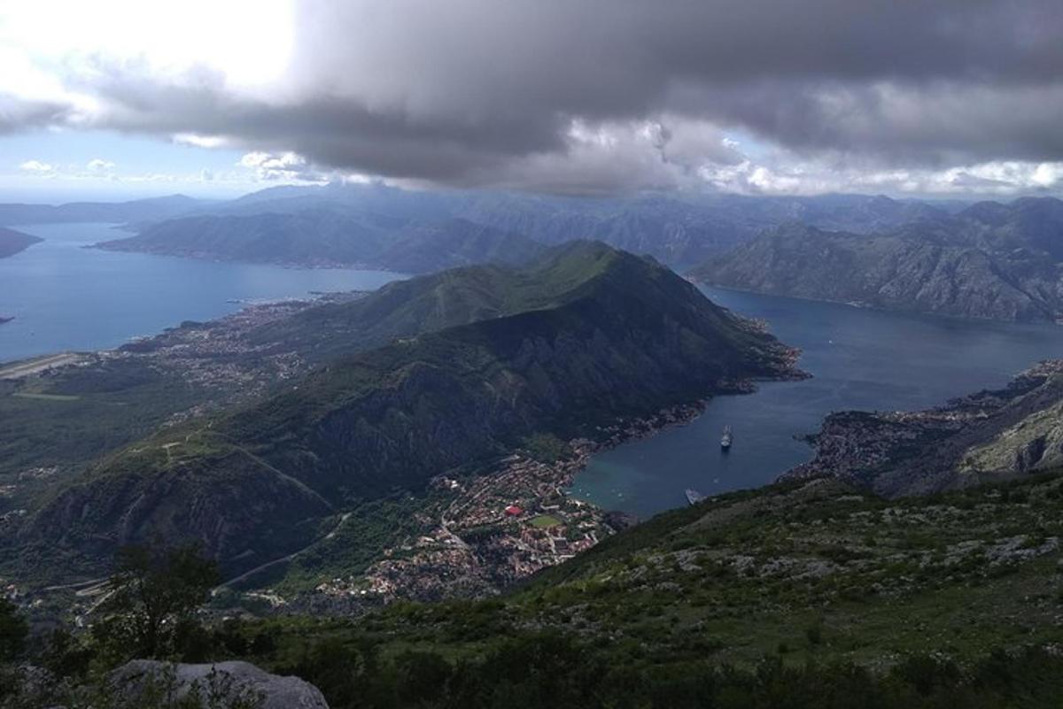 una vista di un grande specchio d'acqua su una montagna
