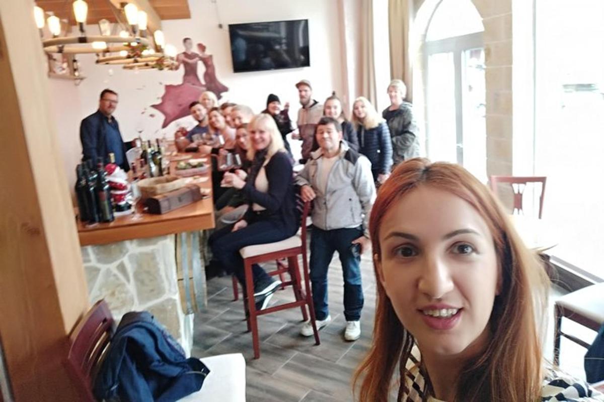 una donna in piedi davanti a un gruppo di persone