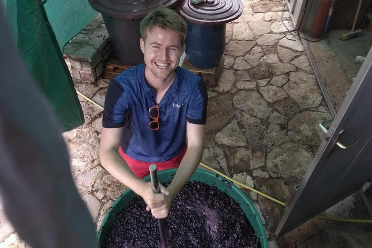 un giovane che tiene una pala in un secchio d'acqua