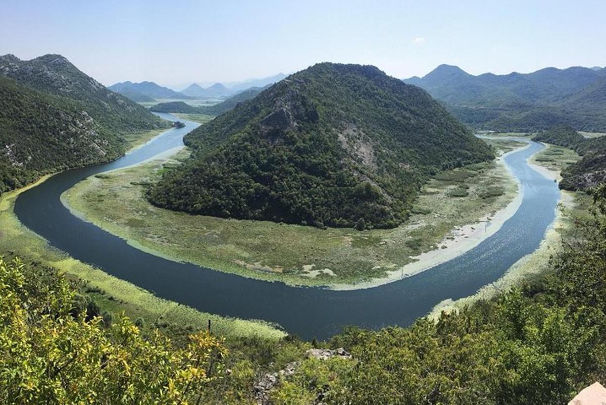 una vista aerea di un fiume tra due montagne