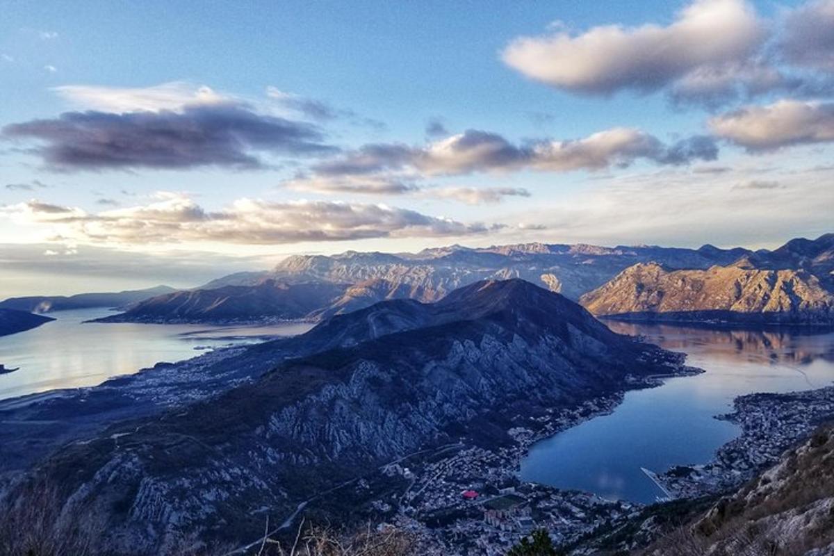 útsýni yfir stórt vatn með fjöllum