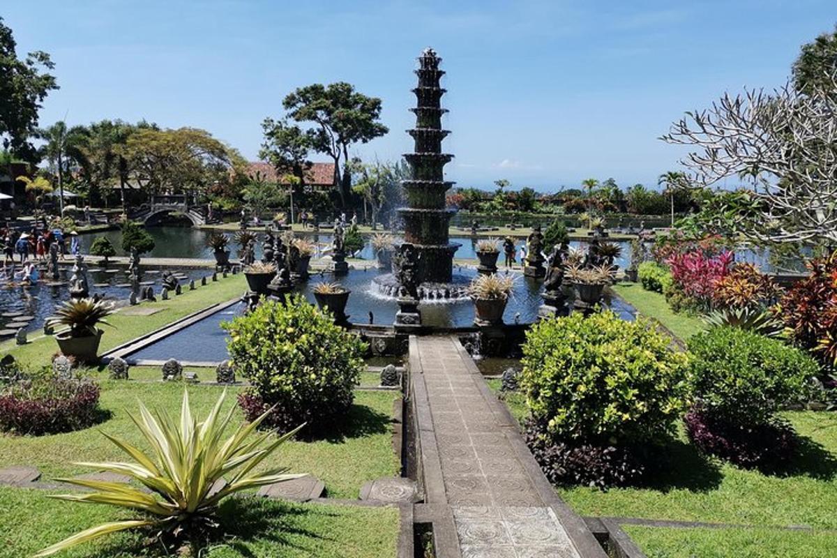 egy szökőkút a park közepén