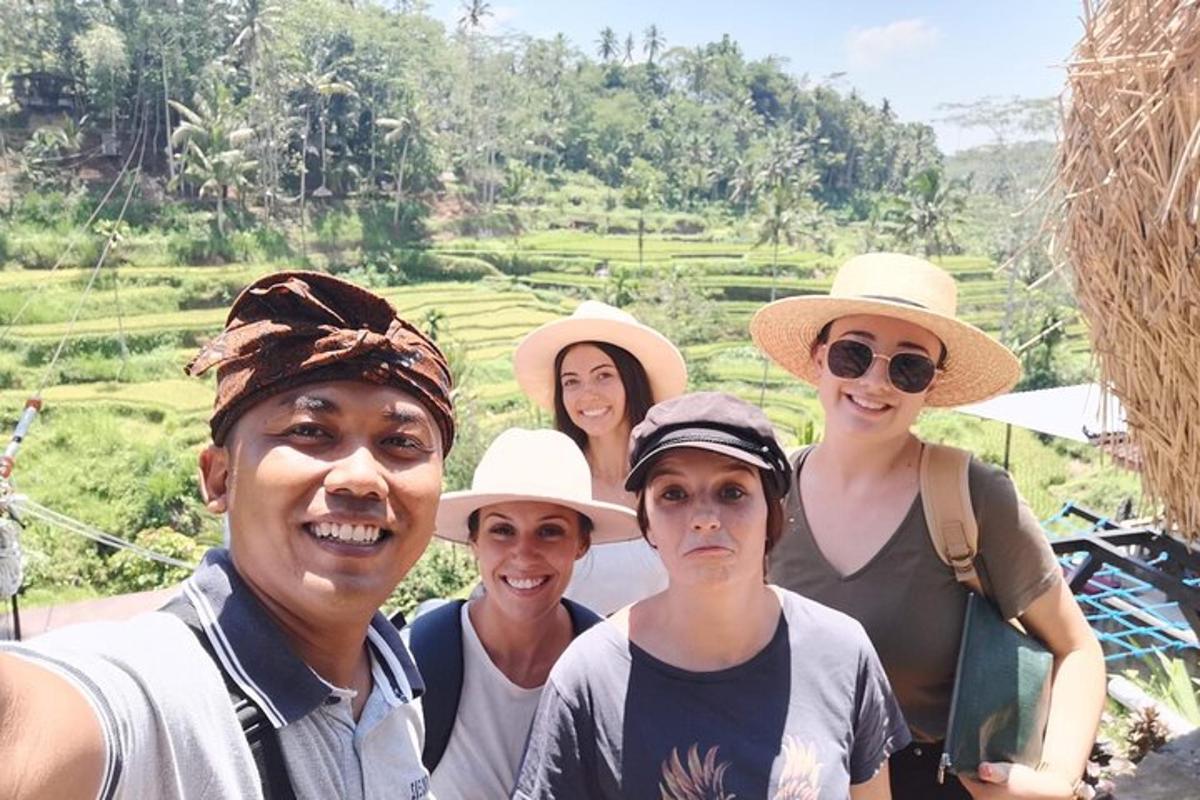 um grupo de pessoas com chapéus posando para uma foto