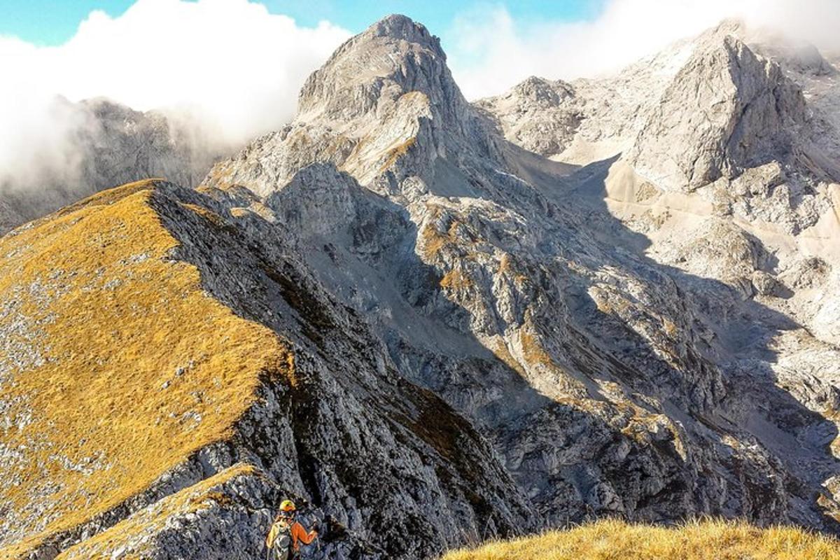 una persona parada en la cima de una montaña