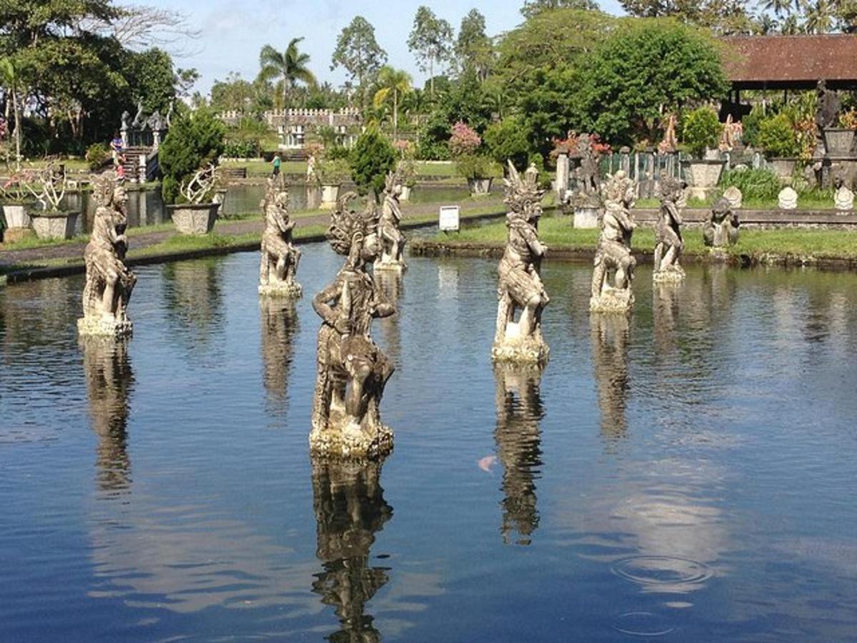 un gruppo di statue nell'acqua in un cimitero